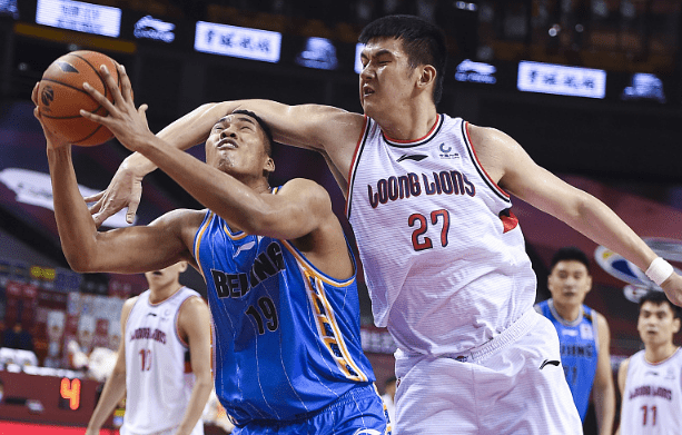 队员奋发拼搏，球队冲击胜利重要关头