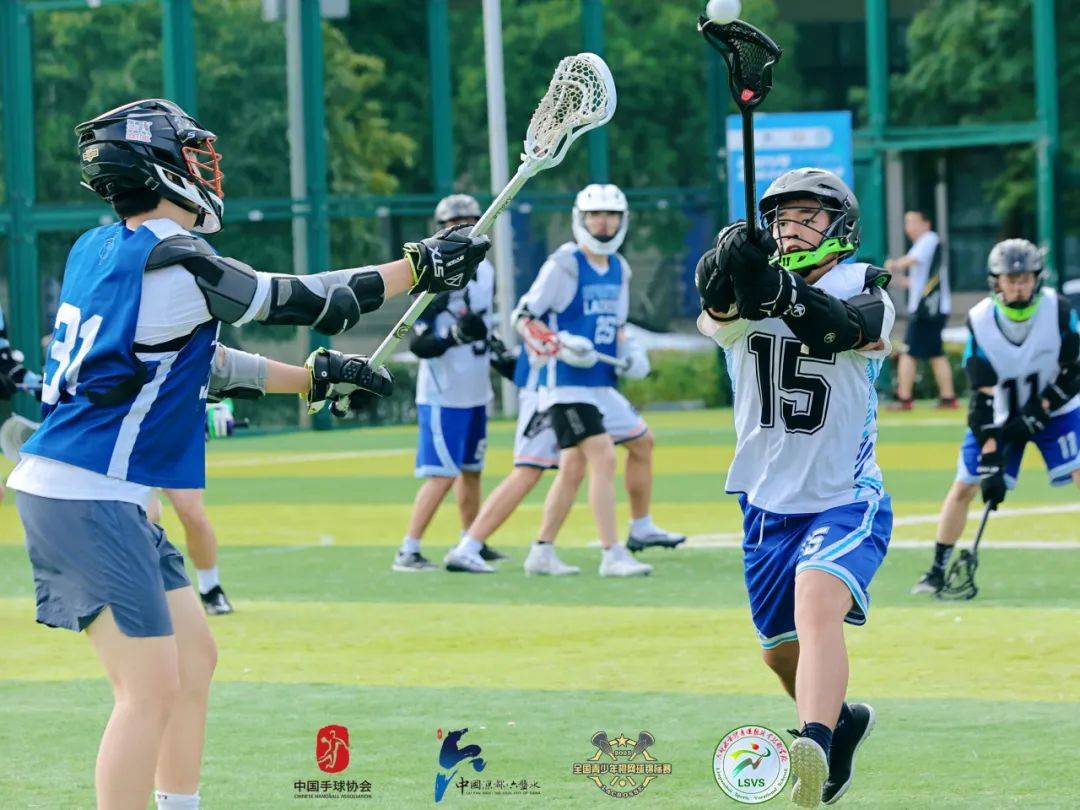 比赛中球员们展现了卓越的技术和团队合作，赢得了观众的喝彩