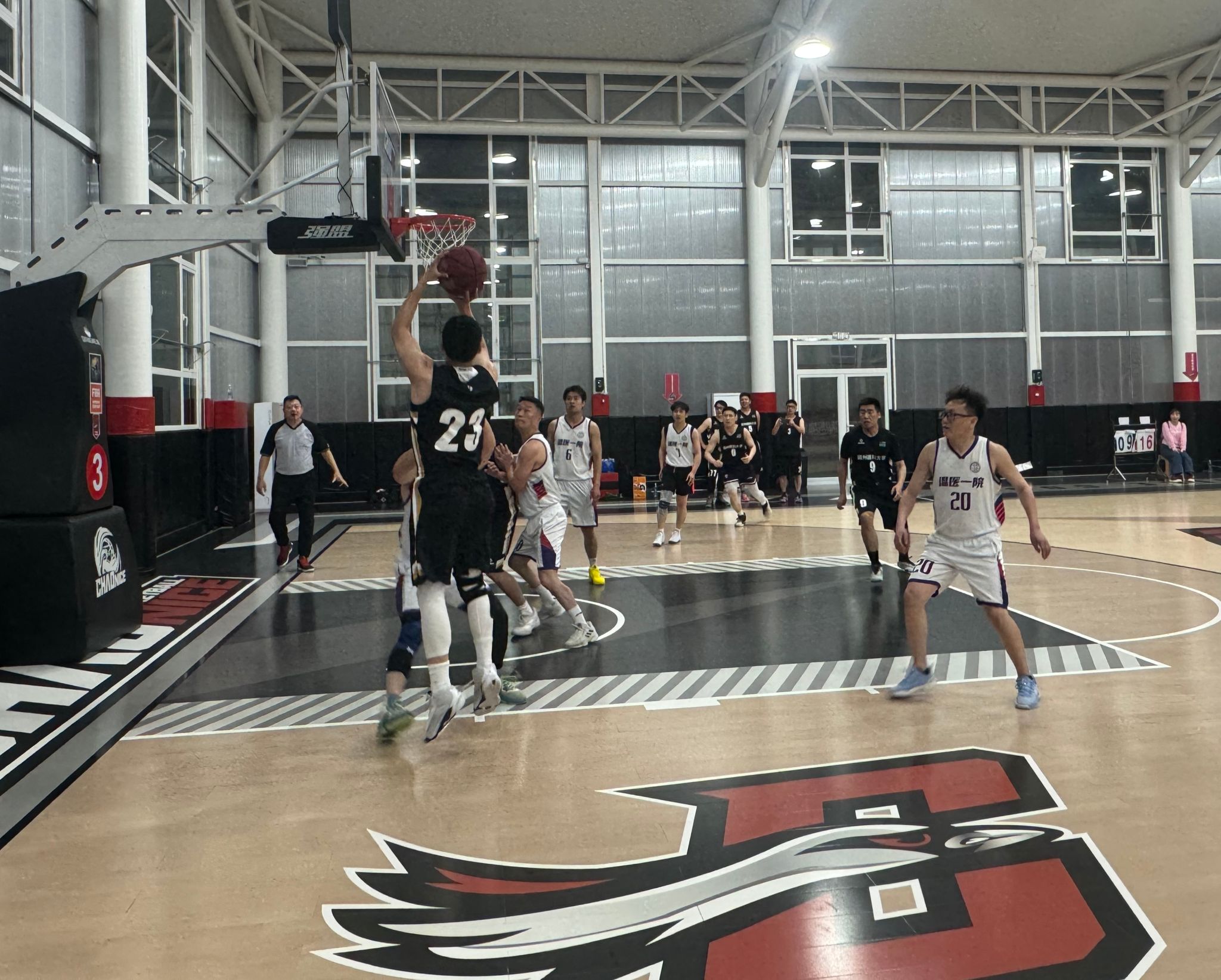 新疆乌鲁木齐篮球馆迎来激烈角逐，现场气氛热烈！