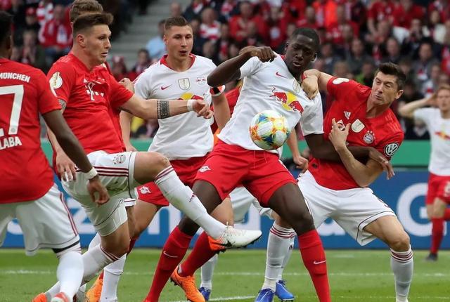 关于德国爆冷拜仁，苏亚雷斯惊艳世界的信息