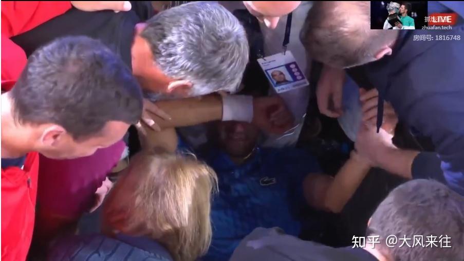 包含世界网球队碾压澳大利亚网球队，西西帕斯统治全场的词条