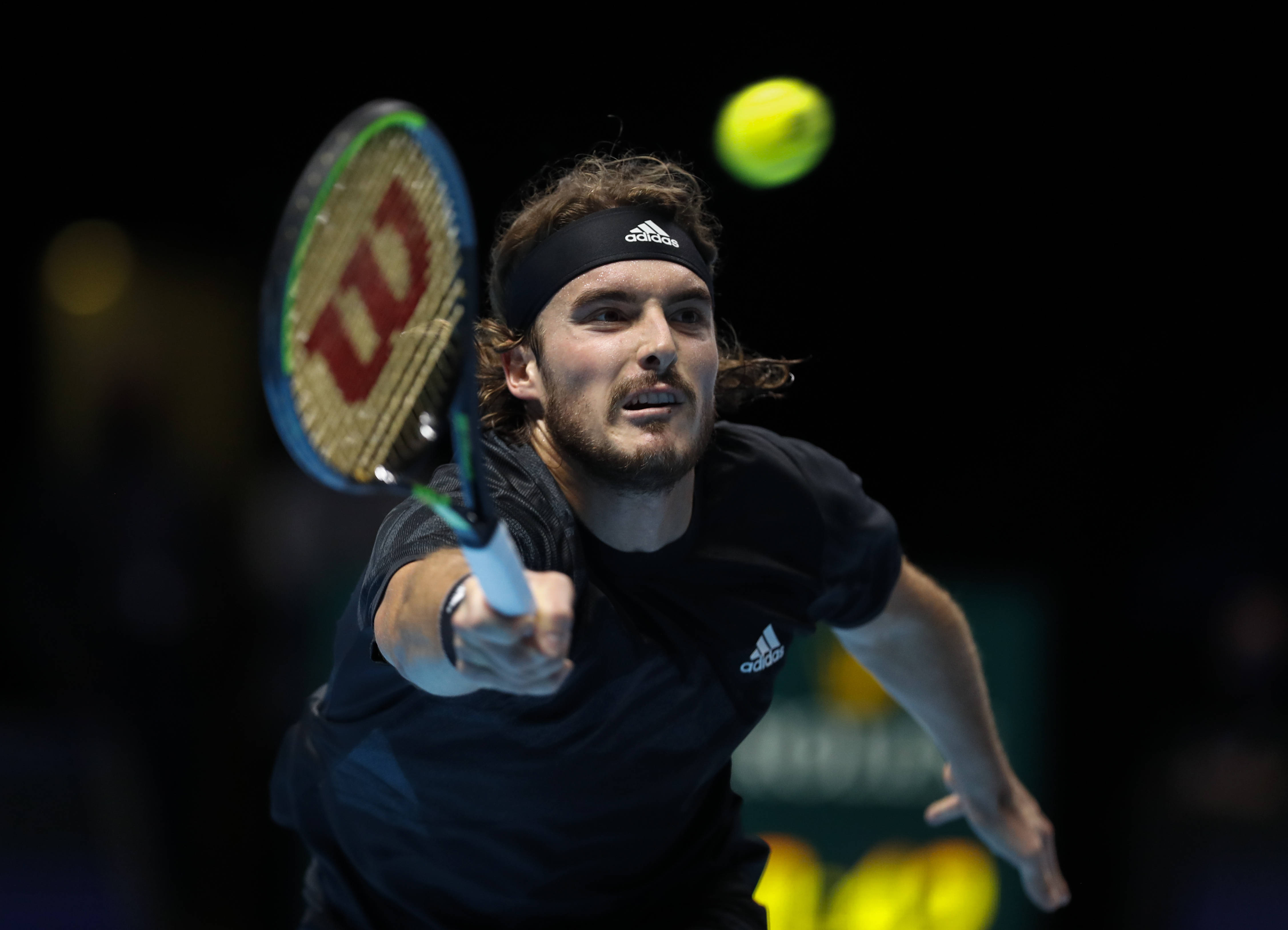 包含世界网球队碾压澳大利亚网球队，西西帕斯统治全场的词条